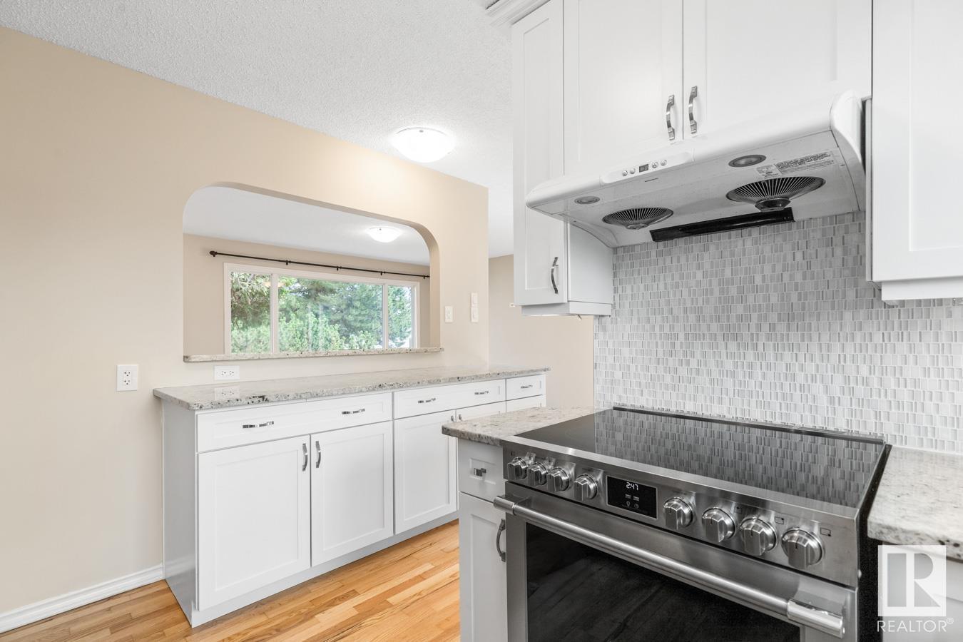 Photo 5 of 13908 57 St Nw, Edmonton AB