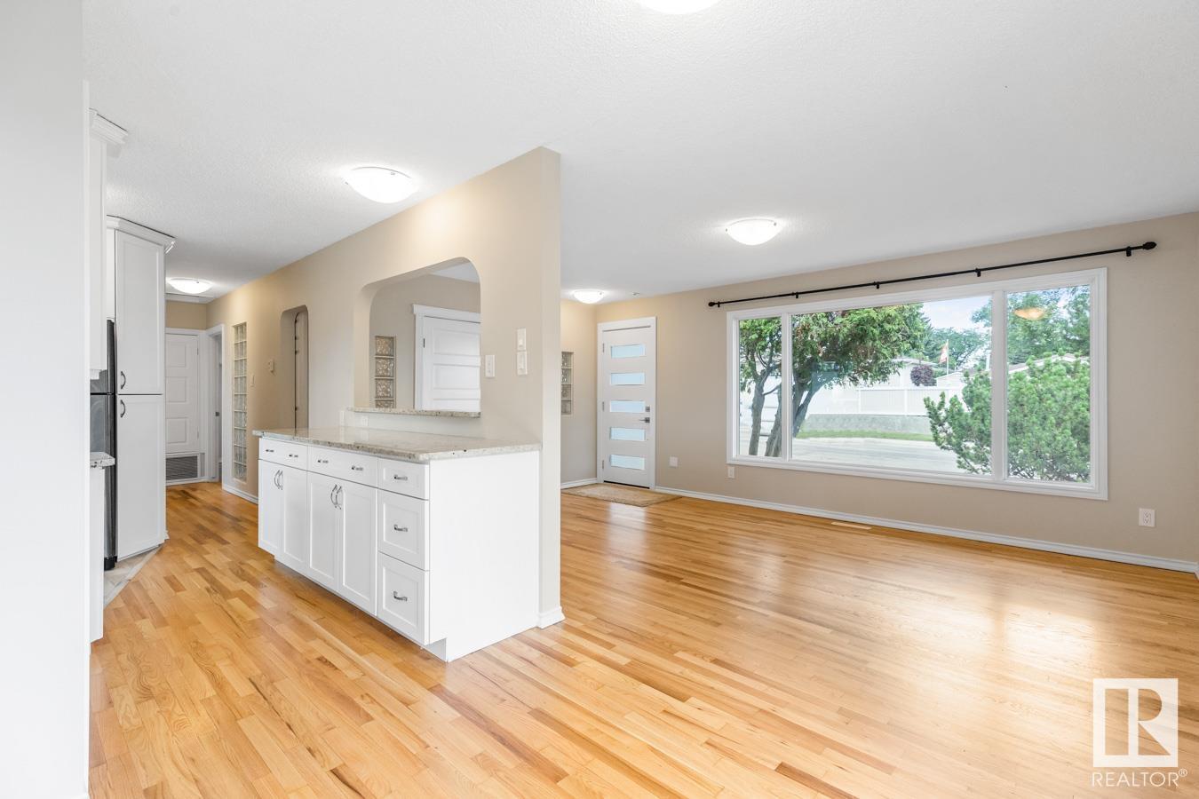 Photo 7 of 13908 57 St Nw, Edmonton AB