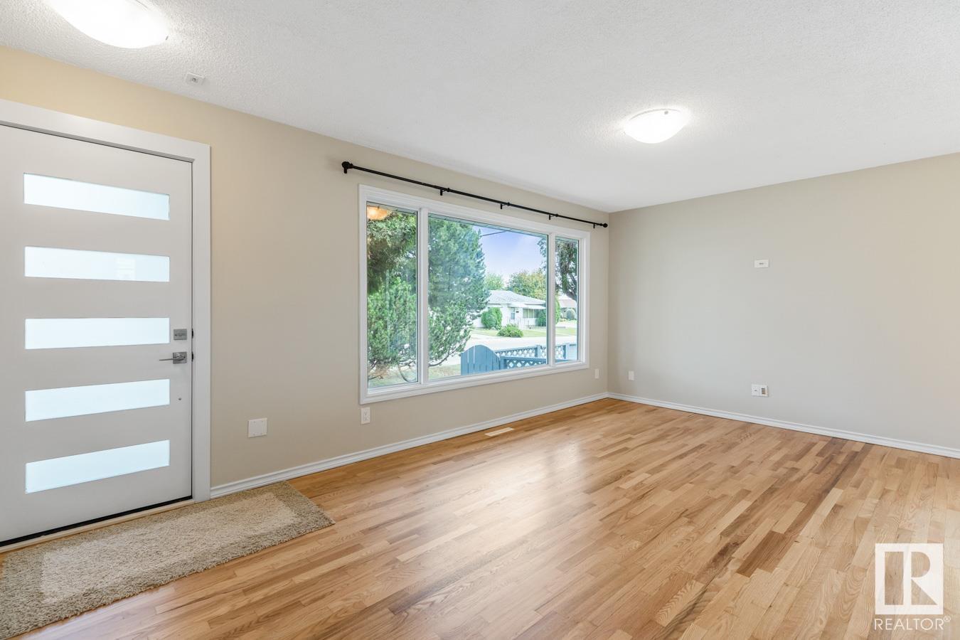 Photo 9 of 13908 57 St Nw, Edmonton AB