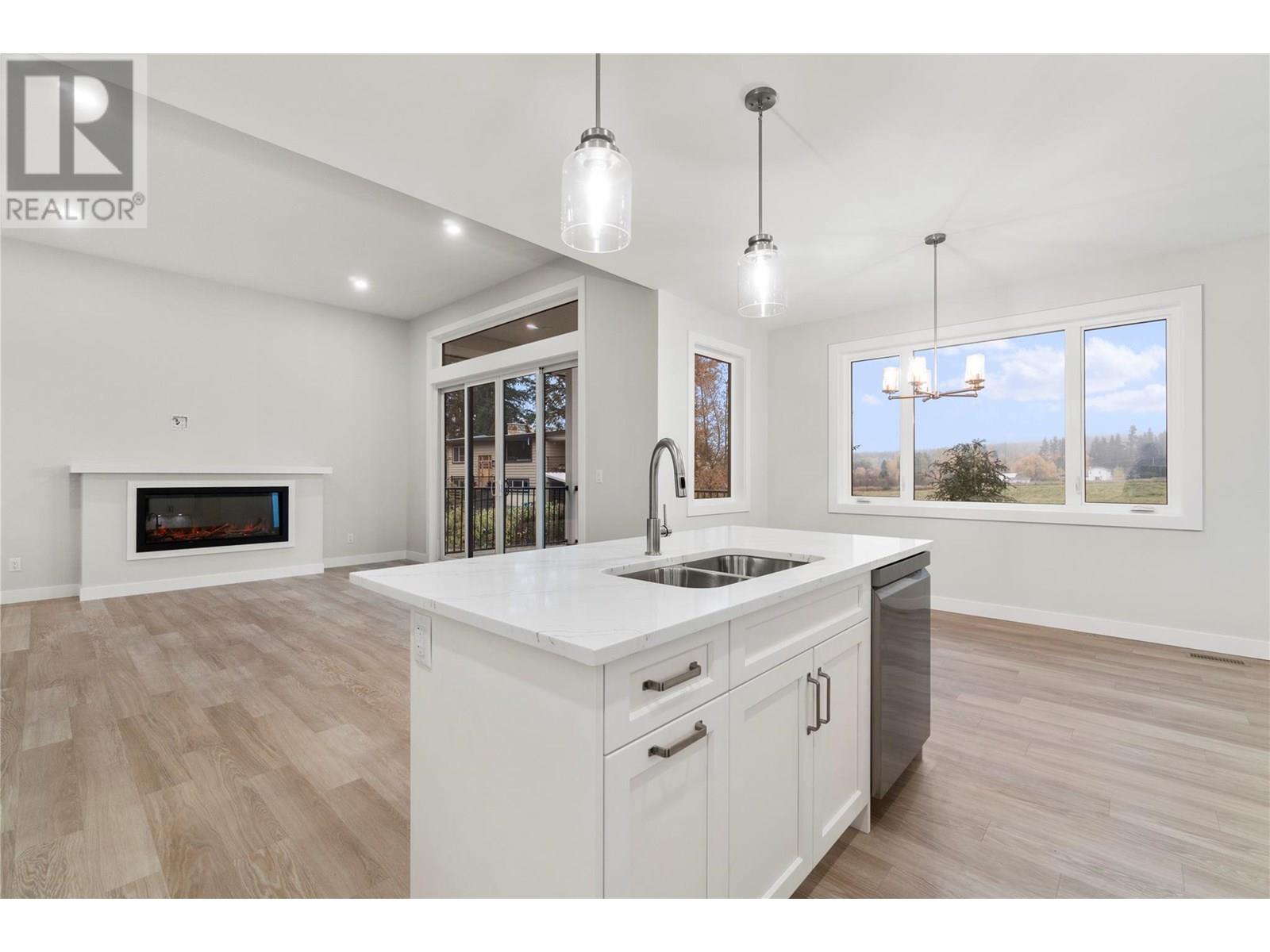 Photo 10 of 3534 16 Avenue Ne, Salmon Arm BC