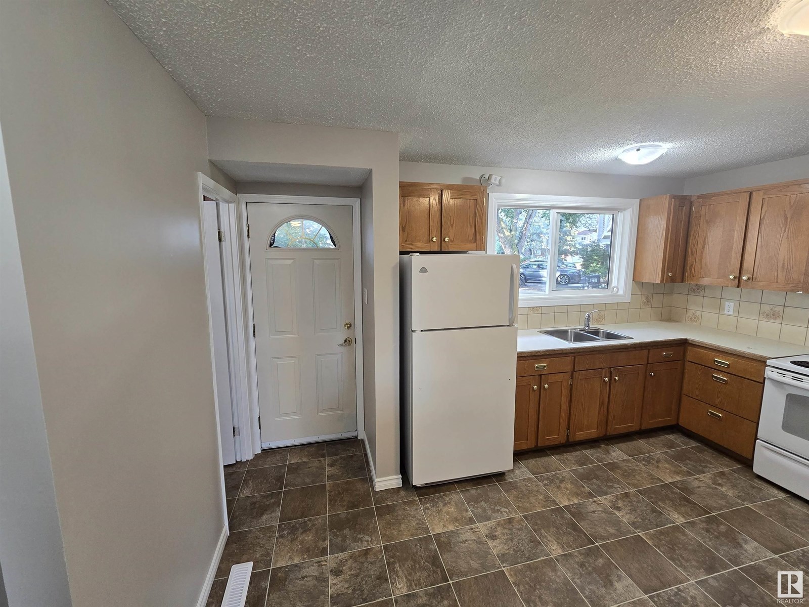 Photo 3 of 137 Habitat Cr Nw, Edmonton AB