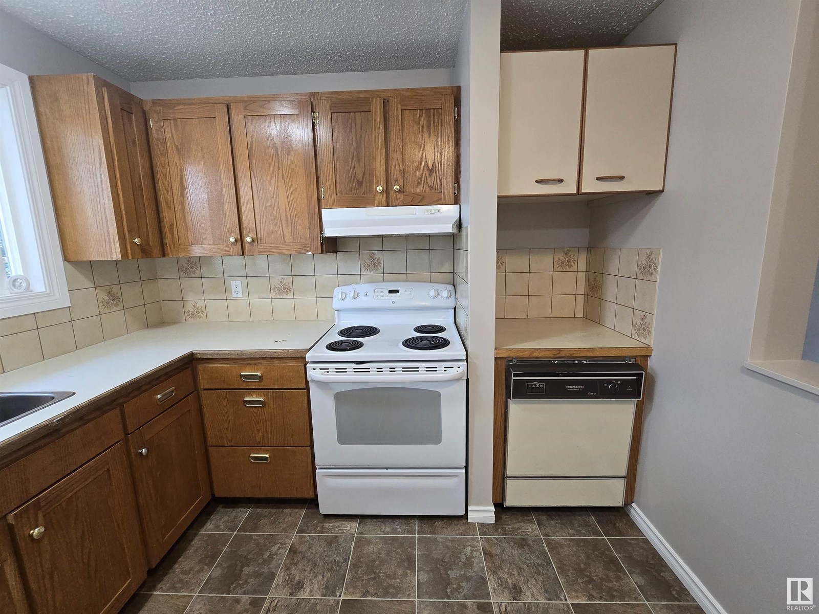Photo 4 of 137 Habitat Cr Nw, Edmonton AB