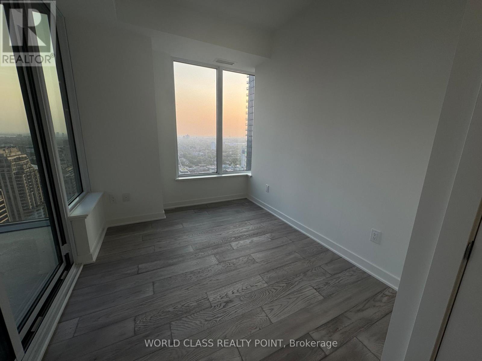 Photo 4 of 3309 11 Yorkville Avenue, Toronto ON