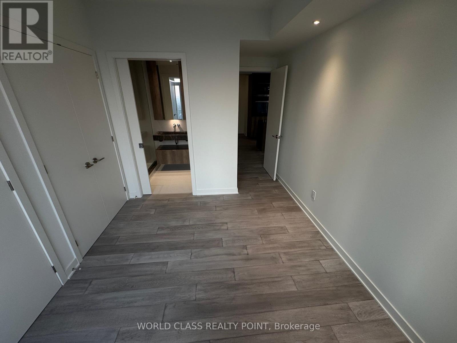 Photo 5 of 3309 11 Yorkville Avenue, Toronto ON
