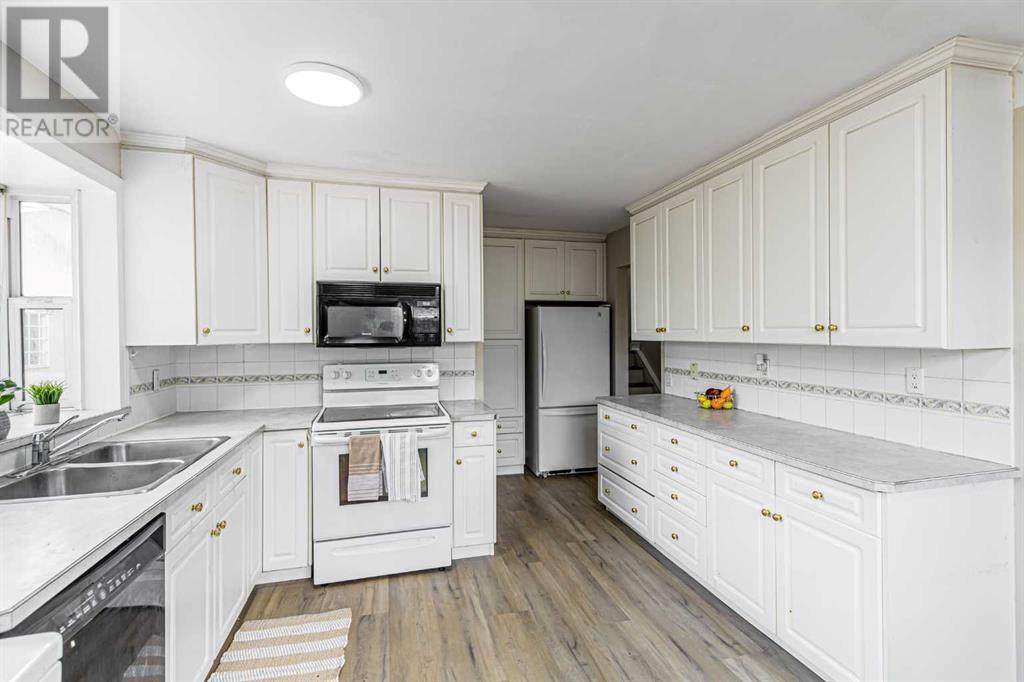 Single Family House 3 Level for Sale in   Street SE Penbrooke Meadows Calgary 