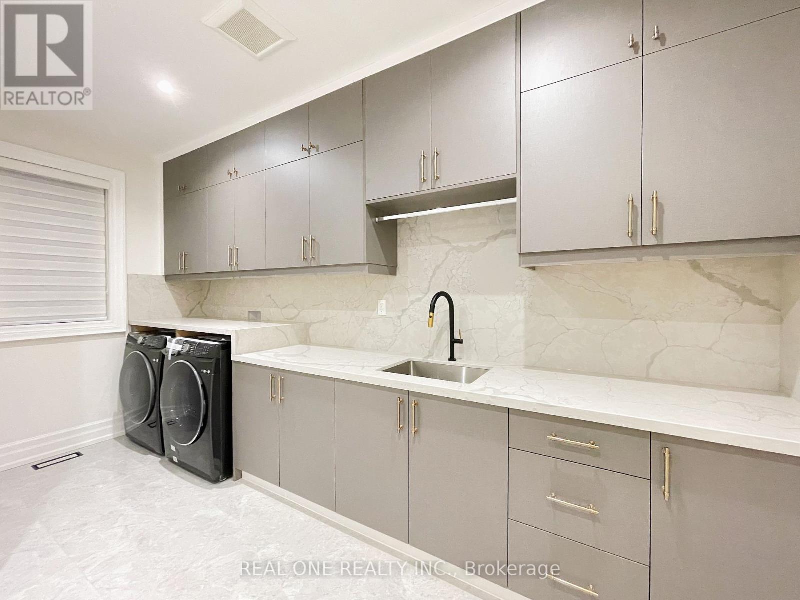 Photo 41 of 46 Hughson Drive, Markham ON
