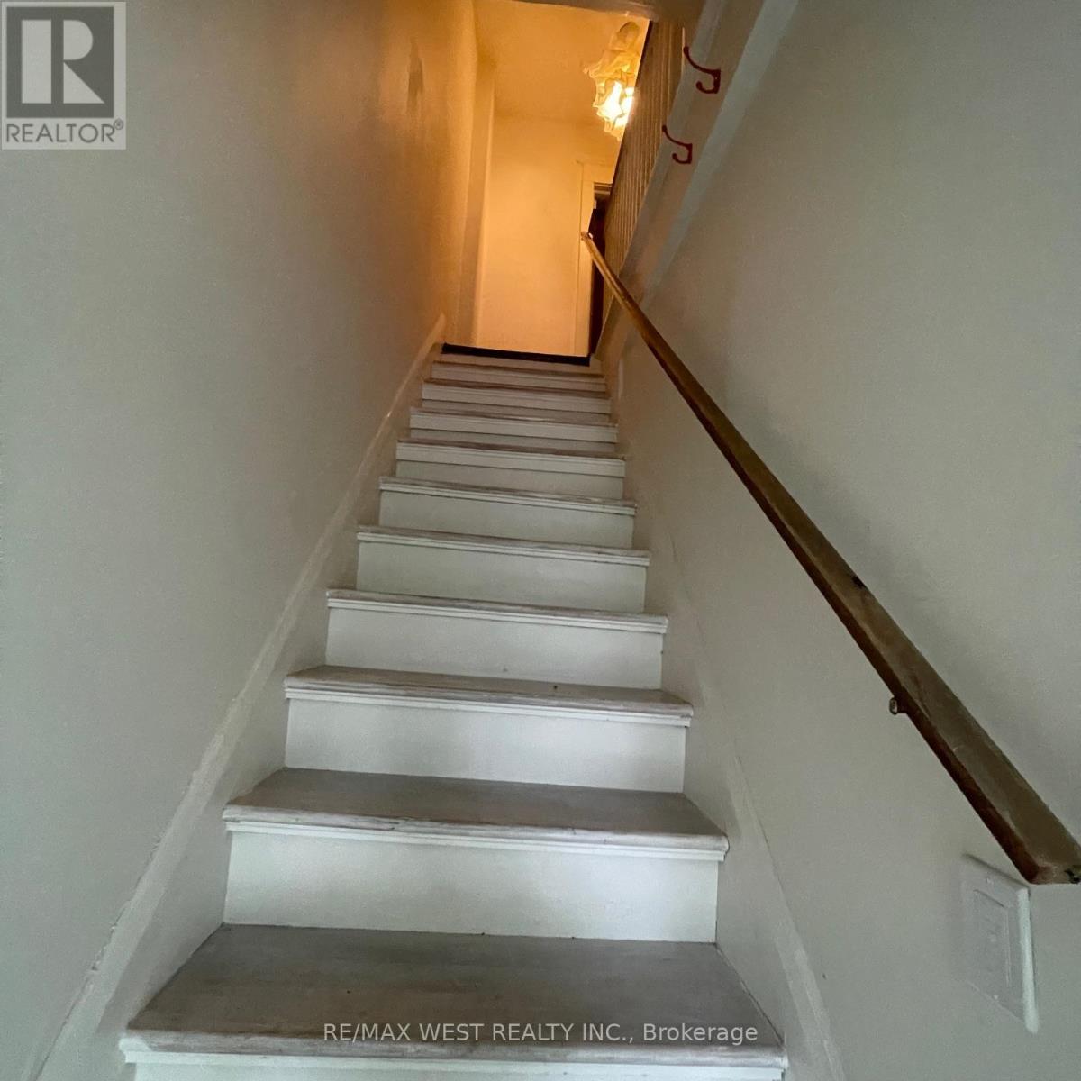 Photo 8 of 1813 Gerrard Street E, Toronto ON