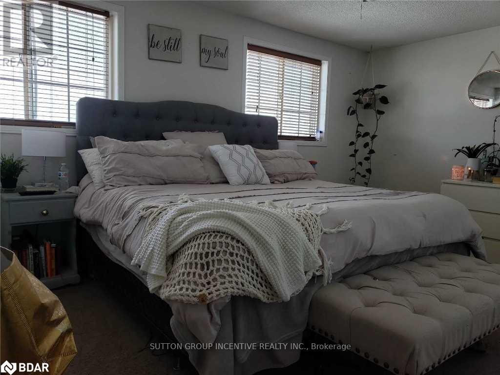 Photo 4 of 28 Weymouth Road, Barrie ON