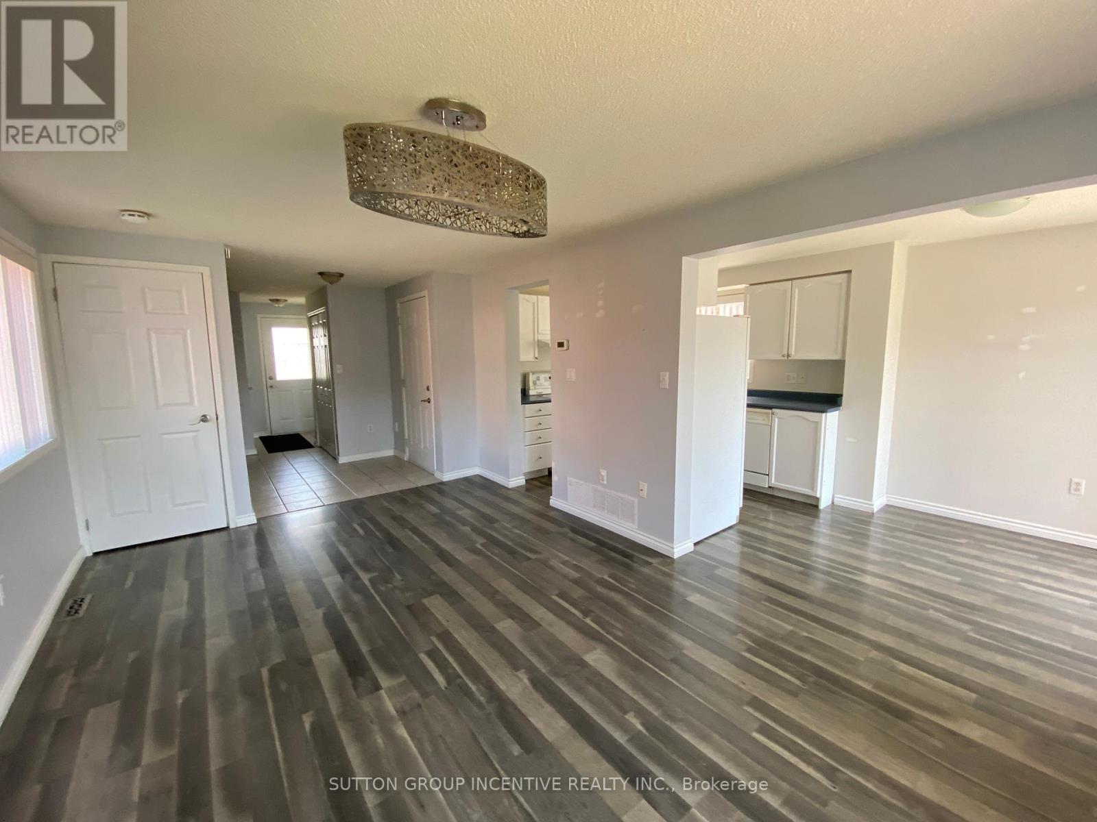 Photo 3 of 28 Weymouth Road, Barrie ON