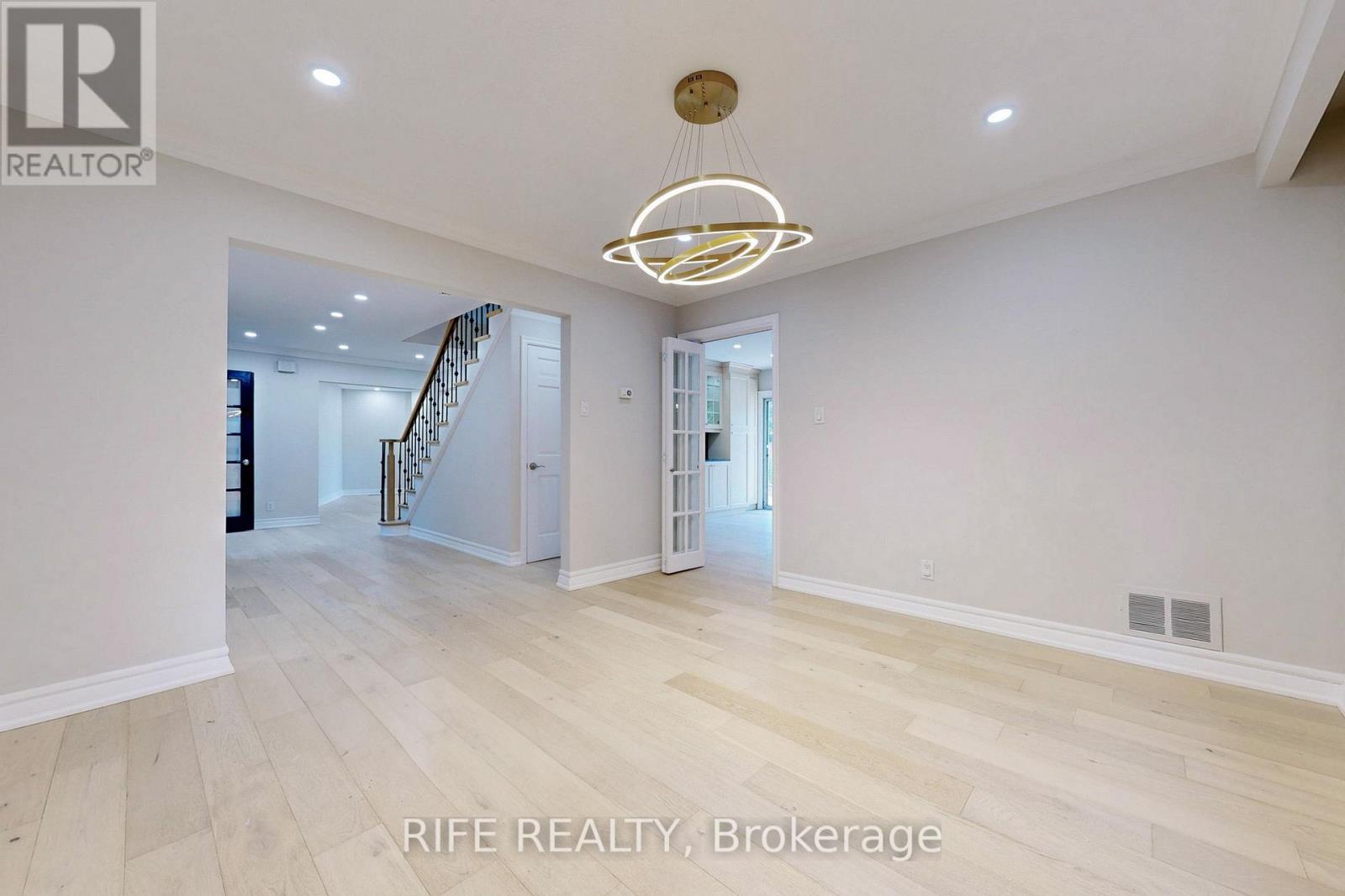 Photo 13 of 8 Elliotwood Court, Toronto ON