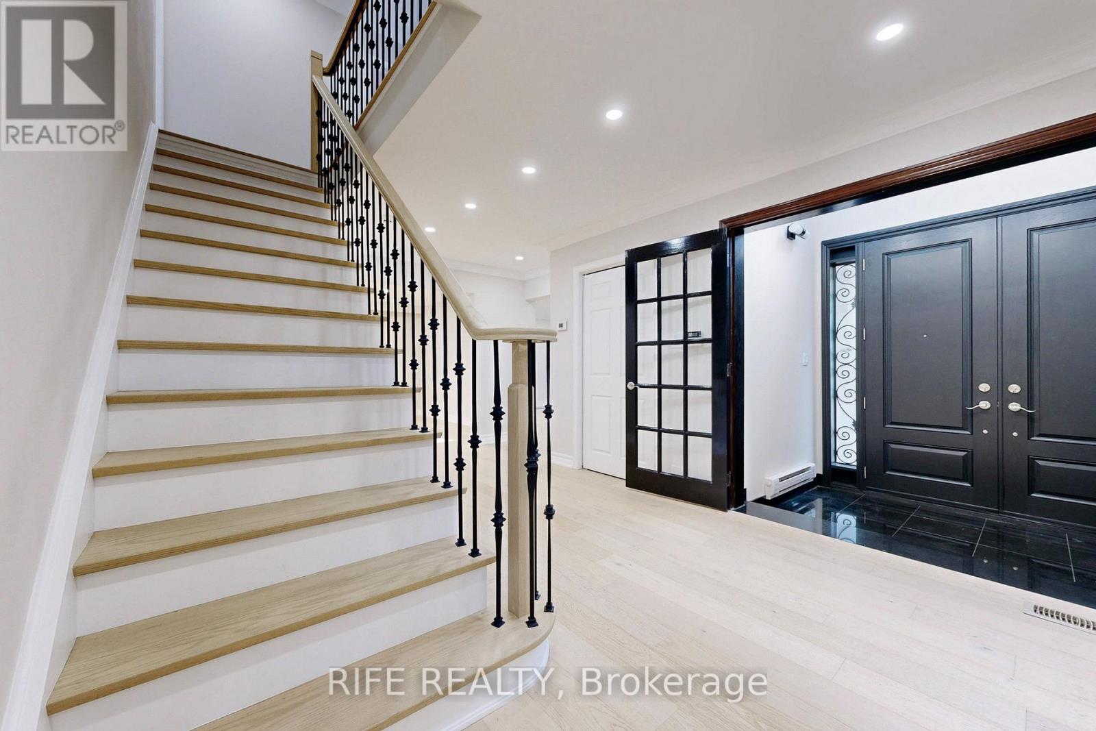 Photo 18 of 8 Elliotwood Court, Toronto ON