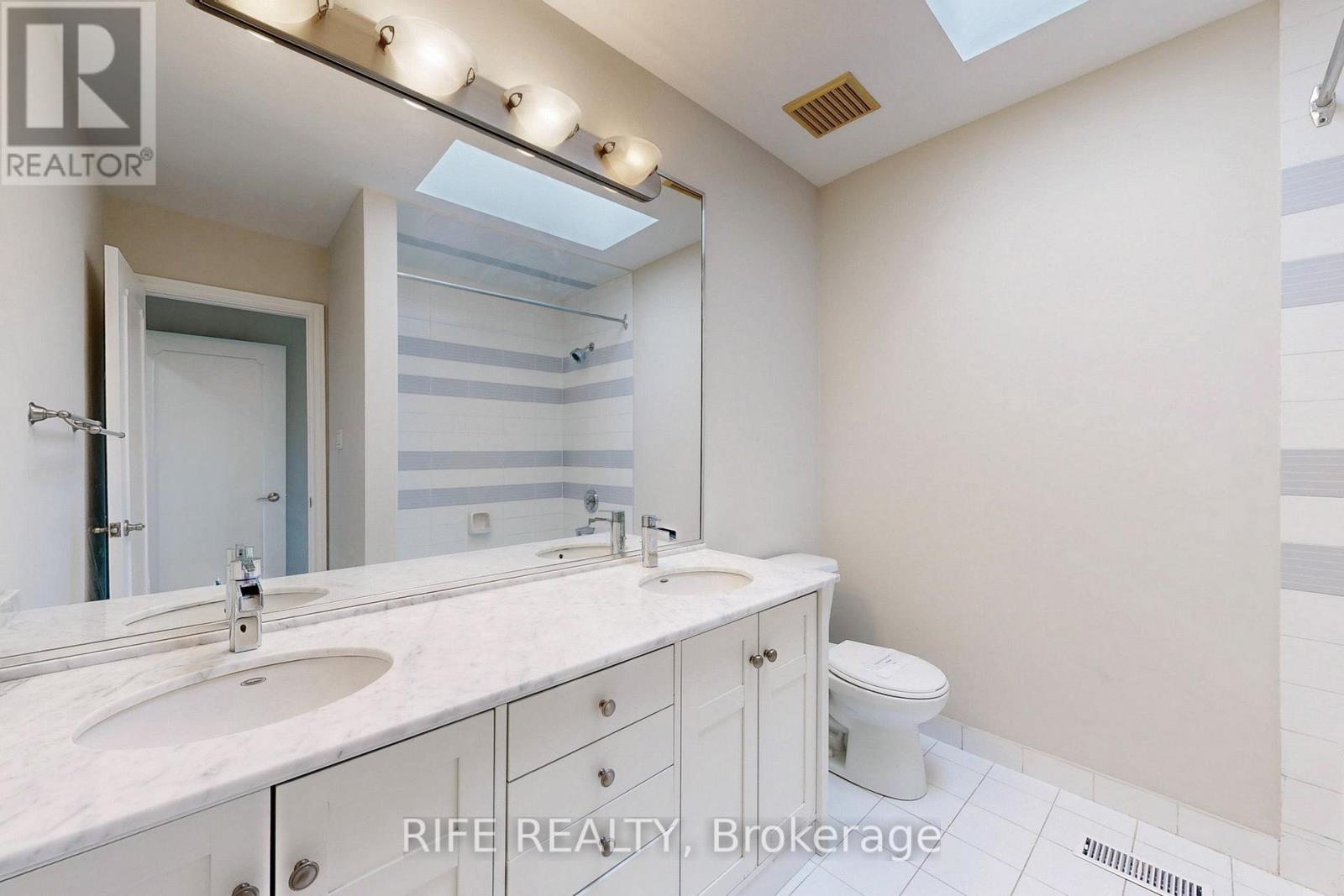 Photo 33 of 8 Elliotwood Court, Toronto ON