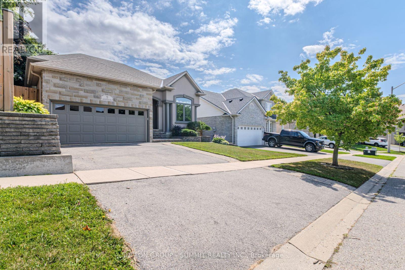 Photo 3 of 5 Macdonald Crescent, Brantford ON