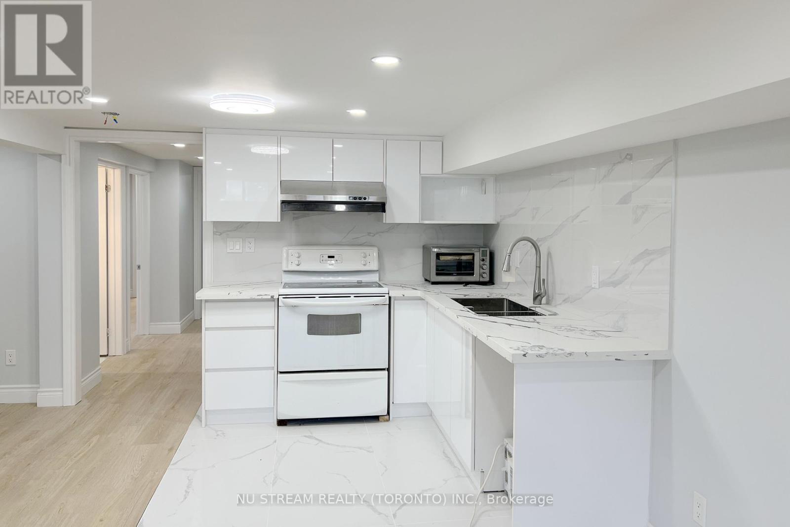 Photo 7 of Basement 332 Taylor Mills Drive S, Richmond Hill ON