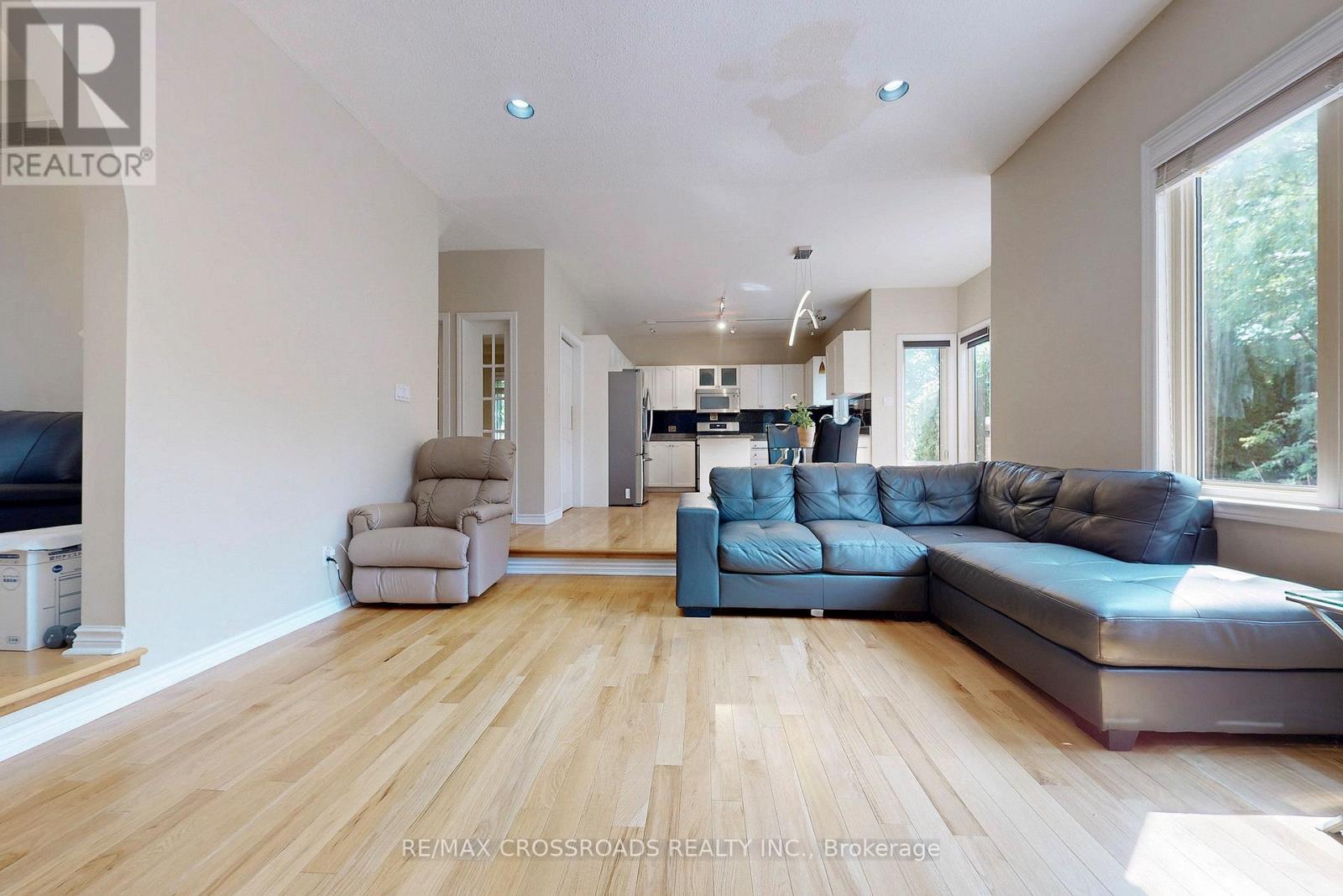 Photo 11 of 63 Baynards Lane, Richmond Hill ON