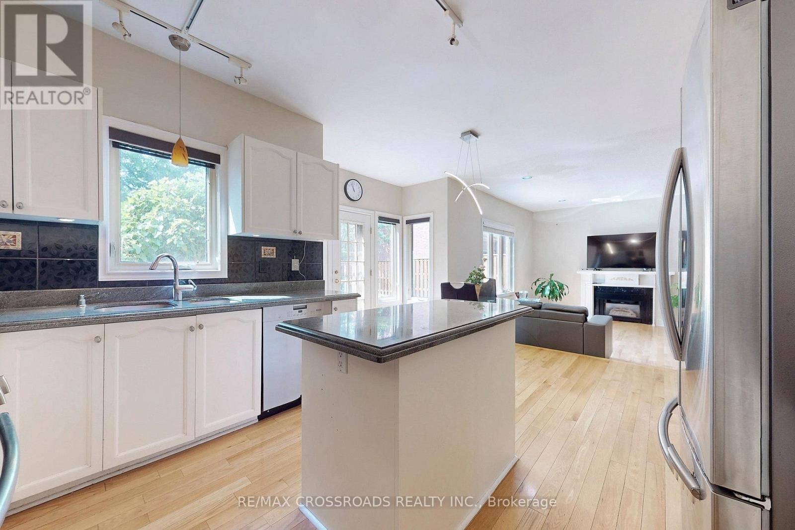 Photo 13 of 63 Baynards Lane, Richmond Hill ON