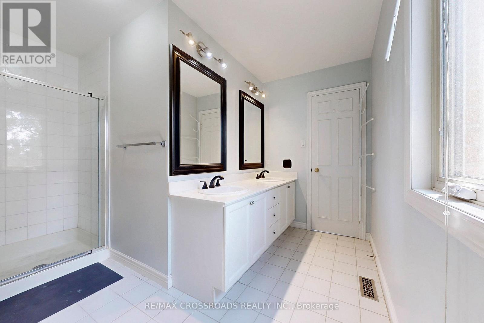 Photo 25 of 63 Baynards Lane, Richmond Hill ON