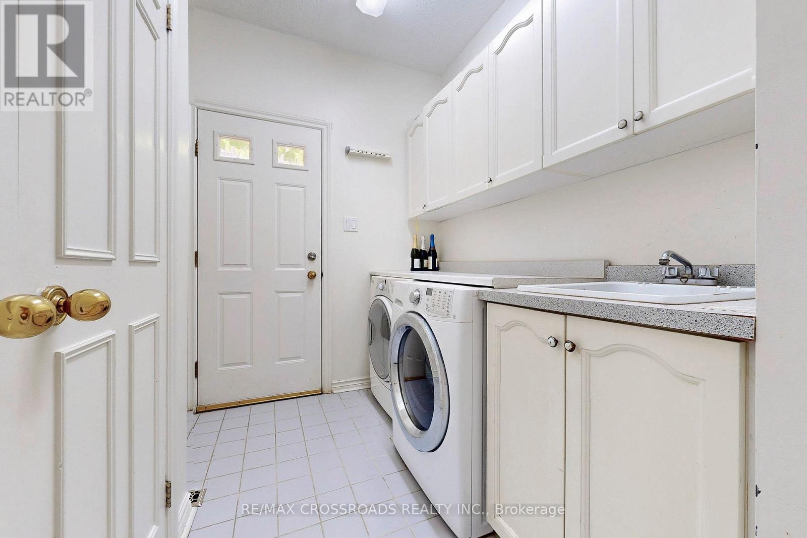 Photo 35 of 63 Baynards Lane, Richmond Hill ON