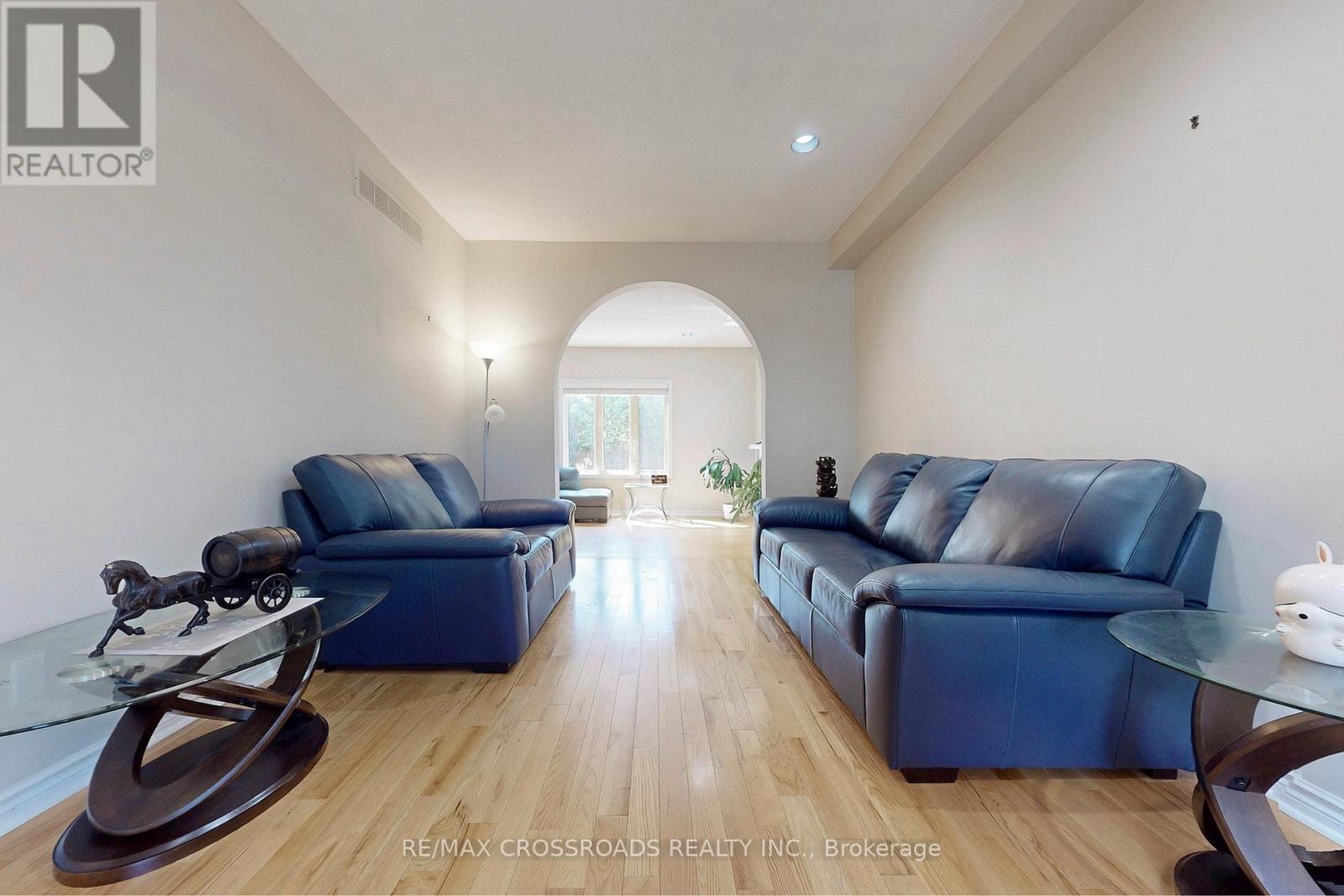 Photo 4 of 63 Baynards Lane, Richmond Hill ON