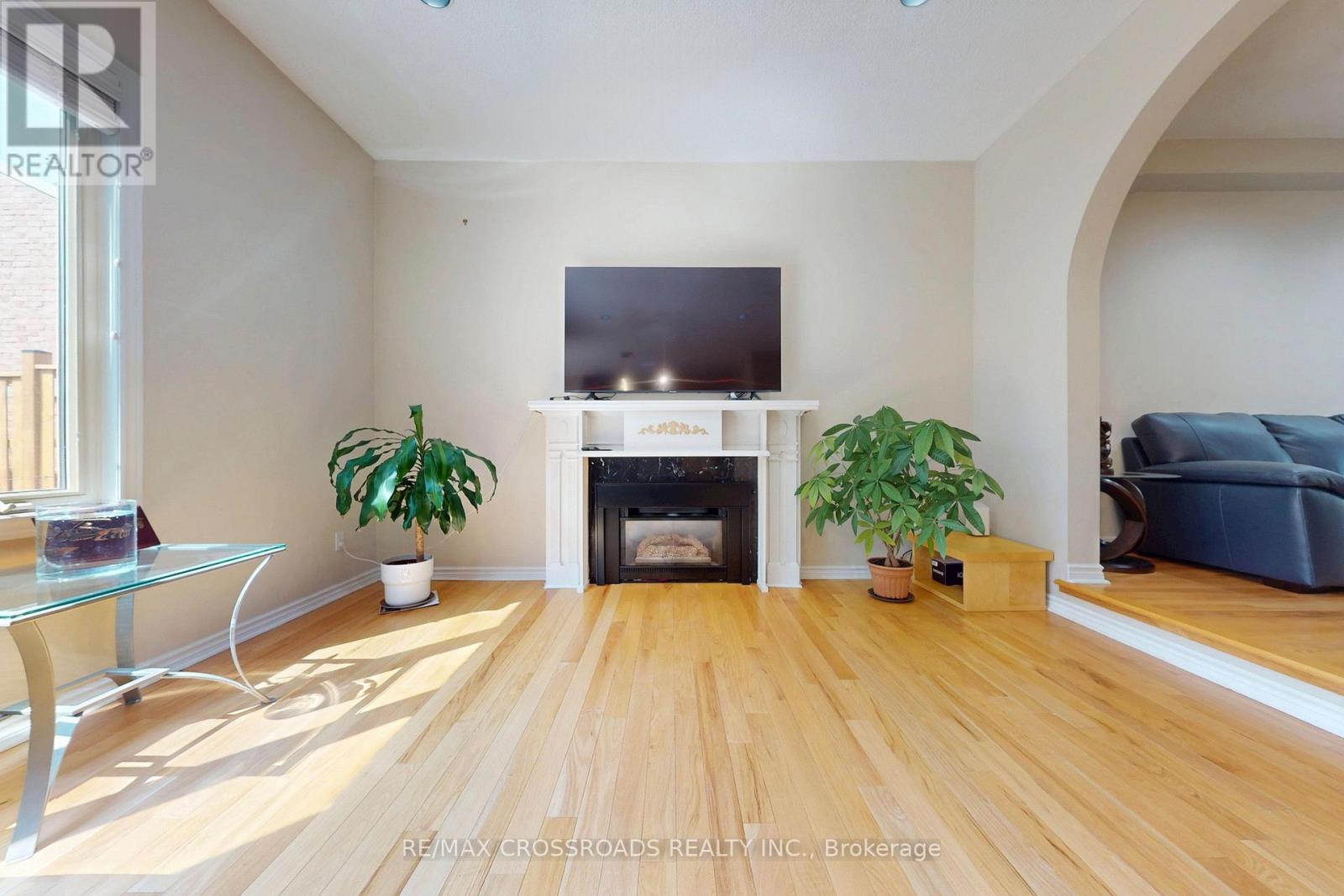Photo 8 of 63 Baynards Lane, Richmond Hill ON