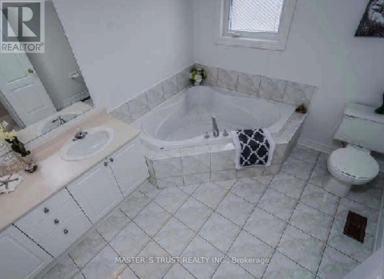 Photo 4 of 42 Catalina Crescent, Richmond Hill ON
