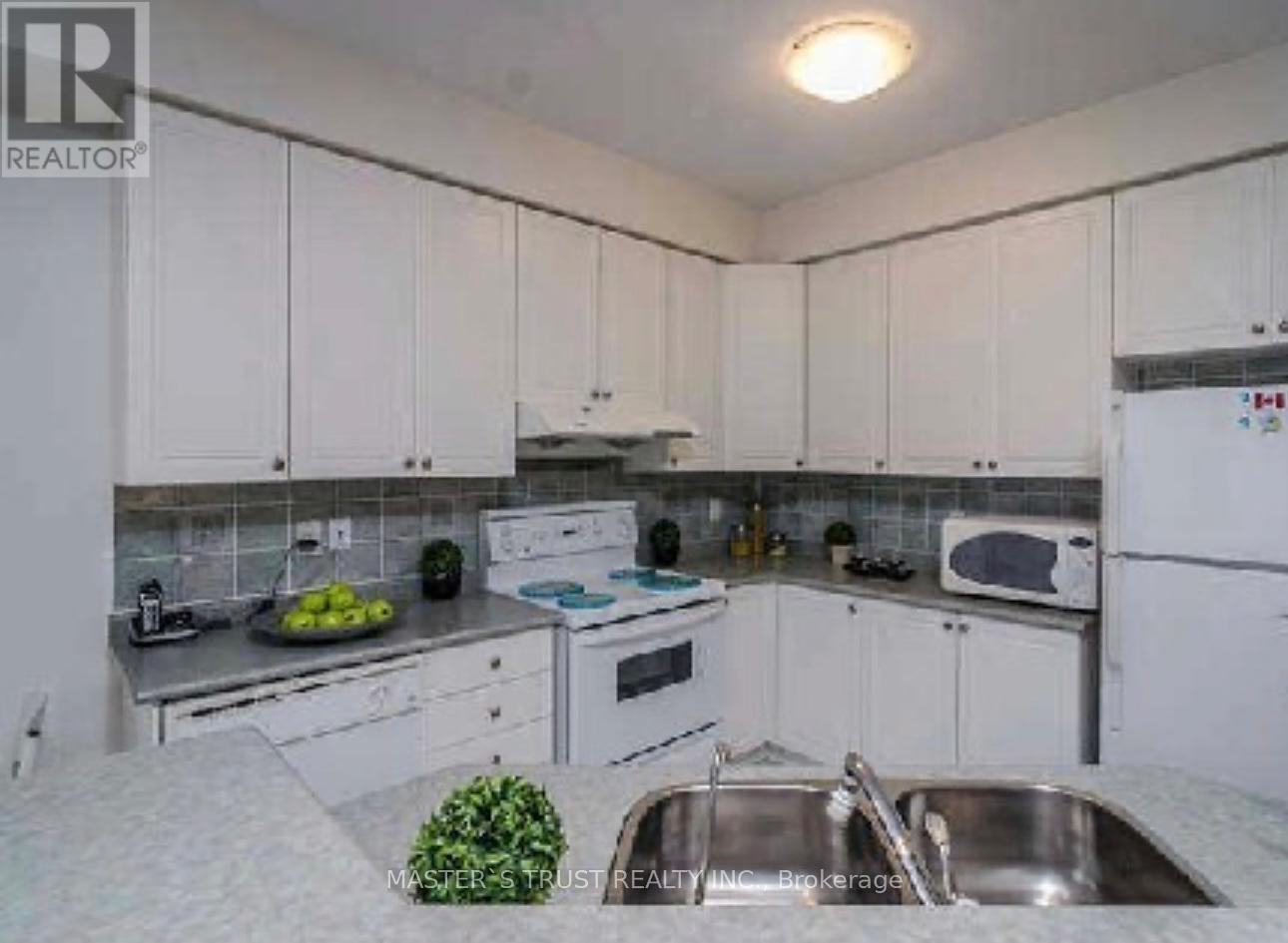 Photo 7 of 42 Catalina Crescent, Richmond Hill ON