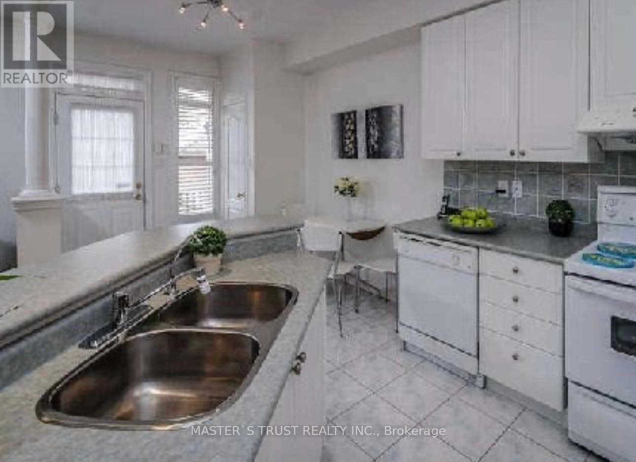 Photo 13 of 42 Catalina Crescent, Richmond Hill ON