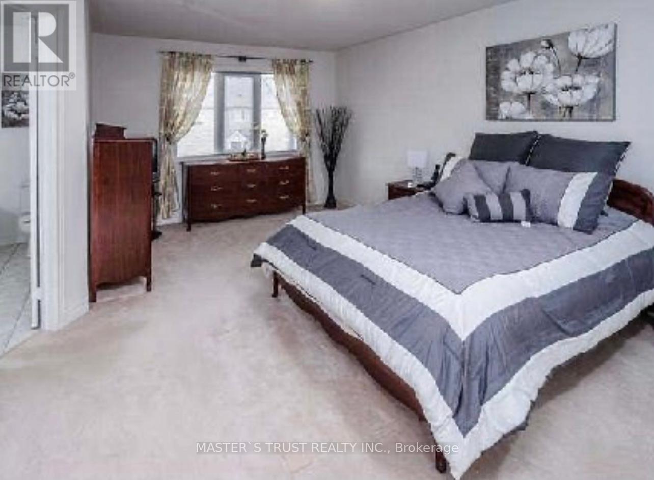 Photo 3 of 42 Catalina Crescent, Richmond Hill ON