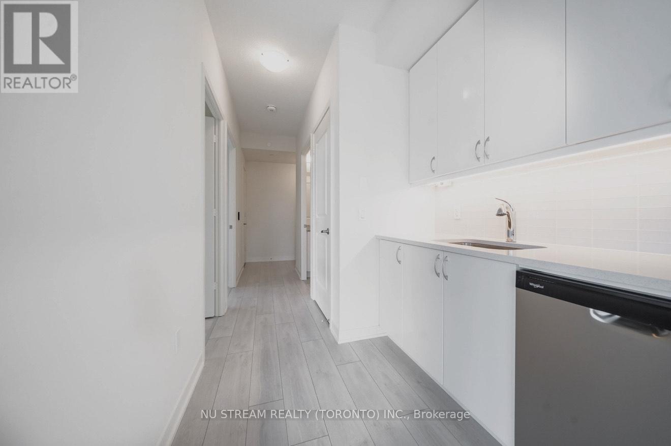 Photo 4 of 808 38 Annie Craig Drive, Toronto ON