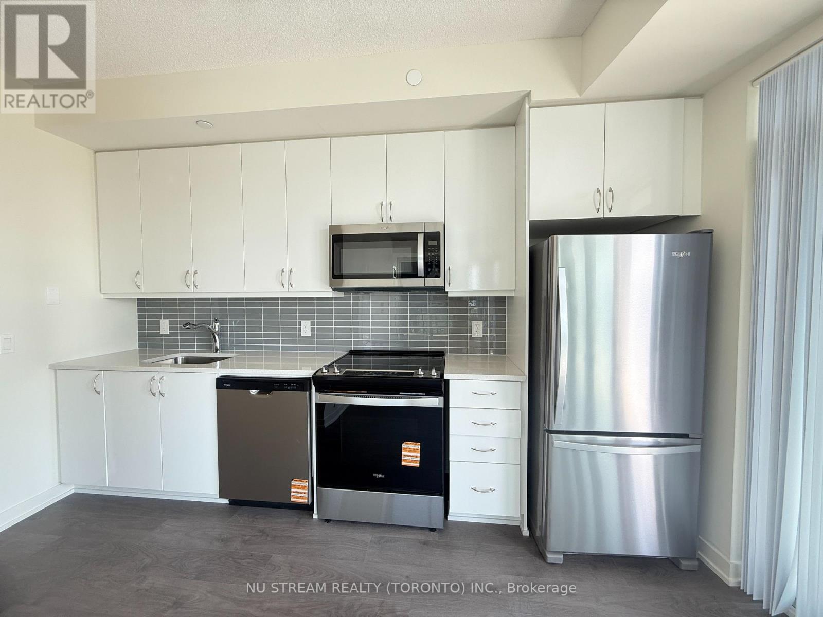 Photo 5 of 808 38 Annie Craig Drive, Toronto ON