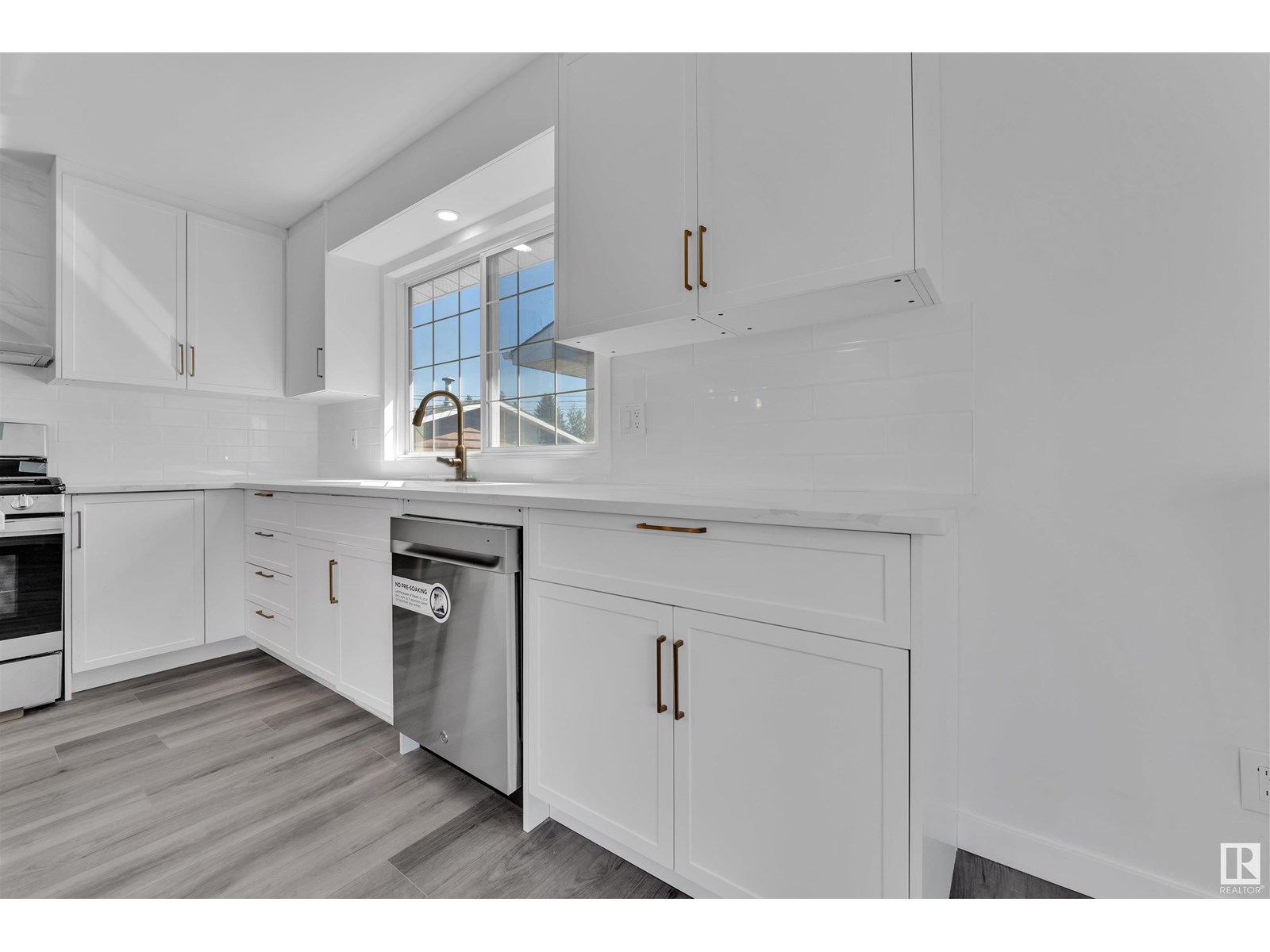 Photo 11 of 8004 130 Av Nw, Edmonton AB
