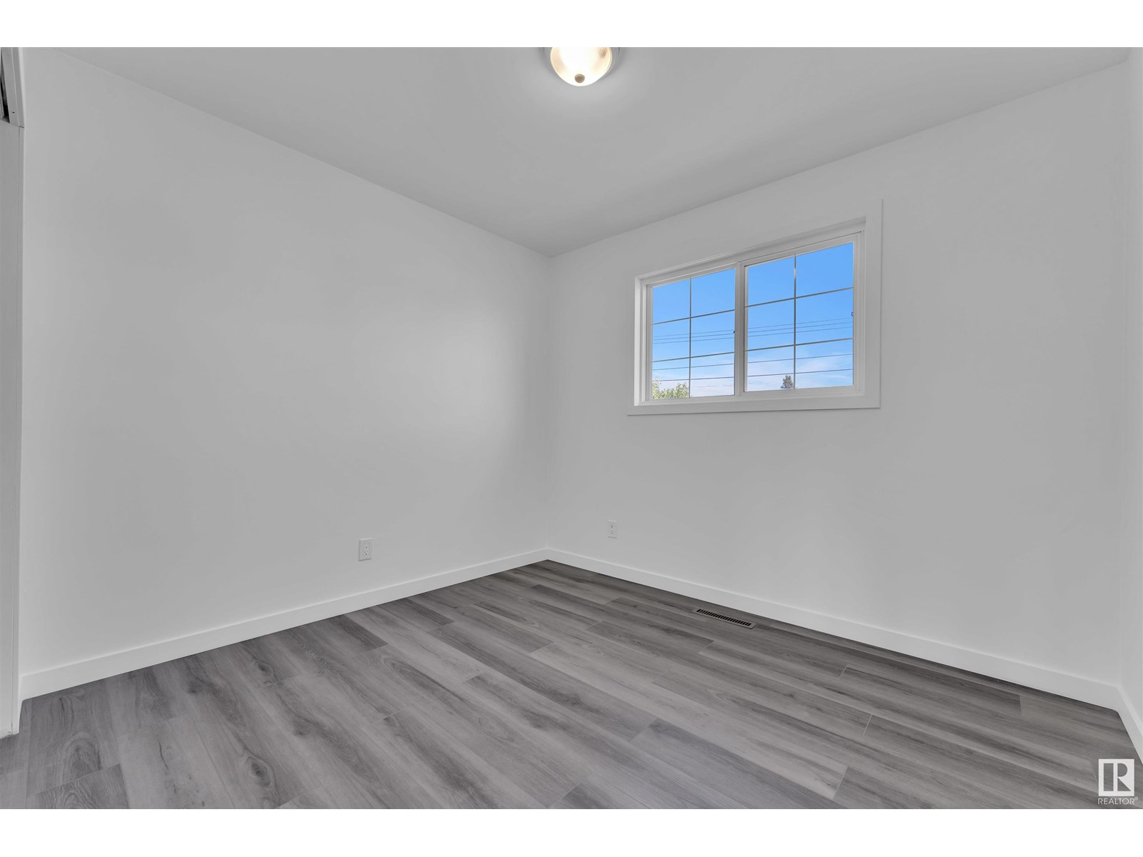 Photo 19 of 8004 130 Av Nw, Edmonton AB