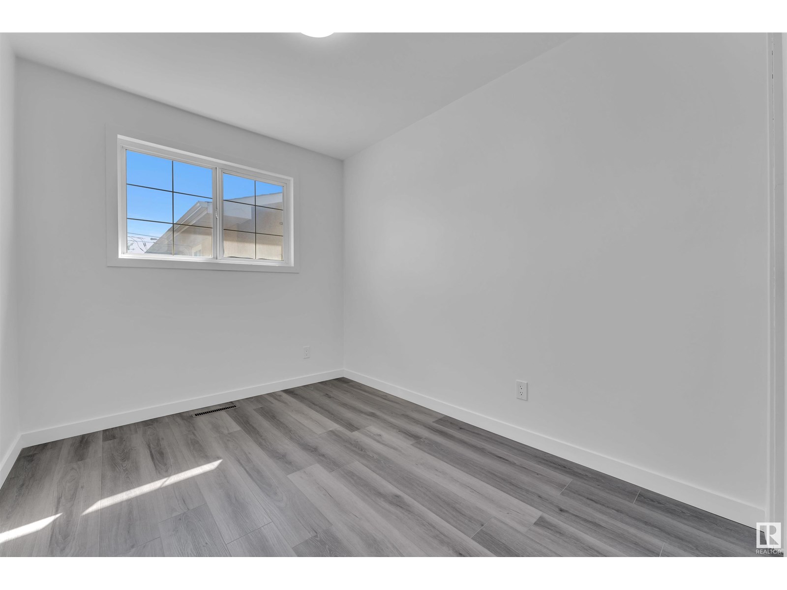 Photo 23 of 8004 130 Av Nw, Edmonton AB
