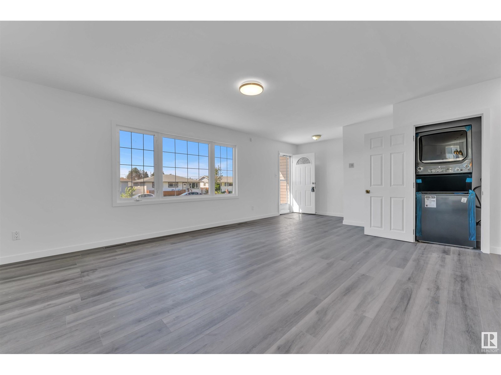 Photo 9 of 8004 130 Av Nw, Edmonton AB