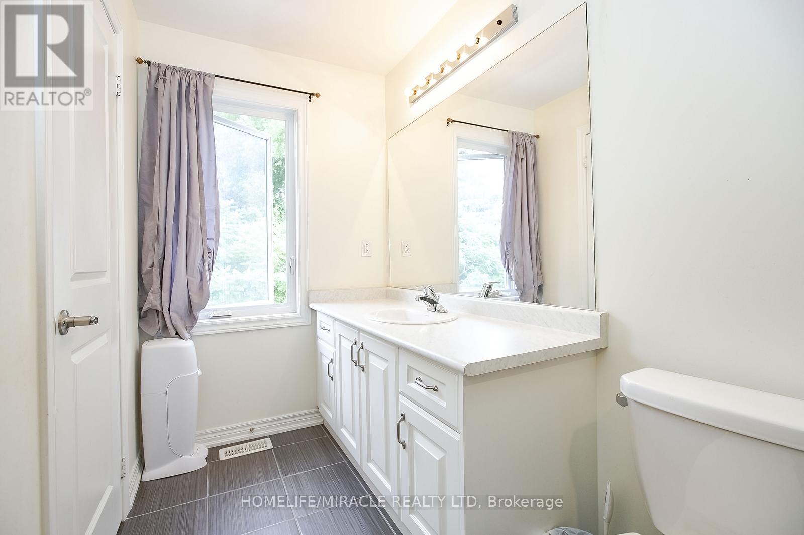 Photo 25 of 131 Kingsmere Crescent, New Tecumseth ON