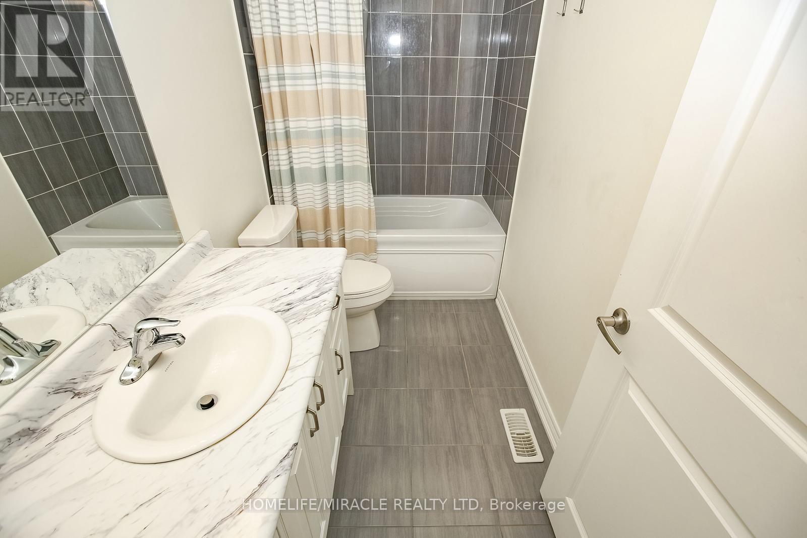 Photo 32 of 131 Kingsmere Crescent, New Tecumseth ON