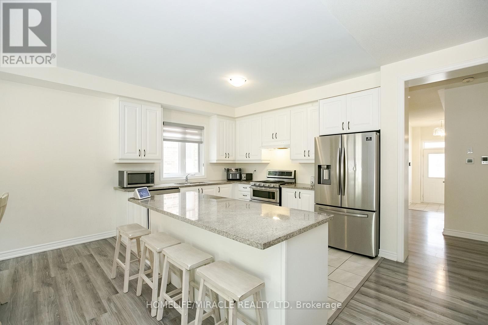Photo 9 of 131 Kingsmere Crescent, New Tecumseth ON