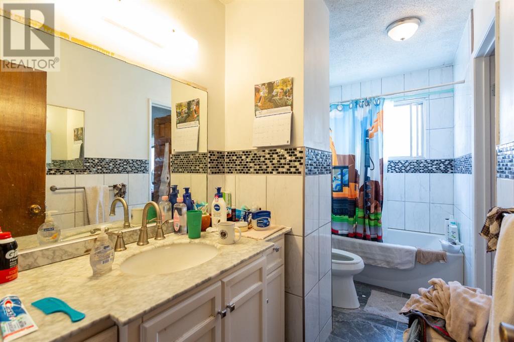 Photo 6 of 7803 Hunterslea Crescent Nw, Calgary AB