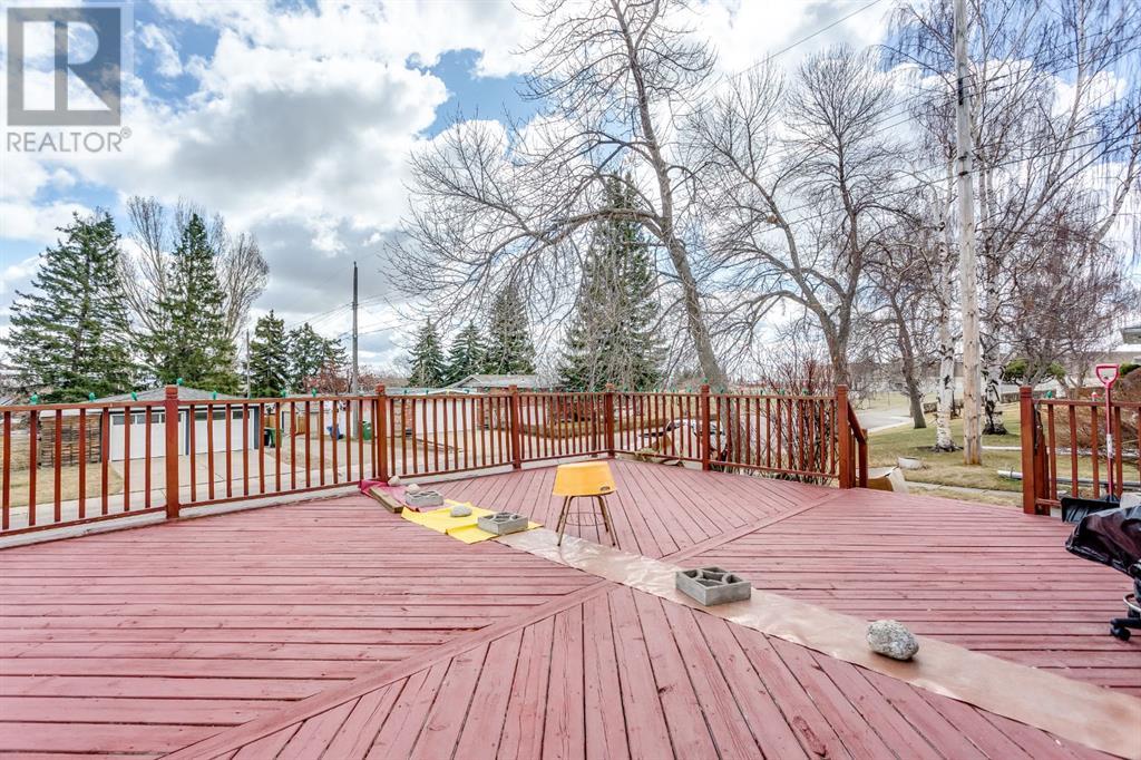 Photo 12 of 7803 Hunterslea Crescent Nw, Calgary AB