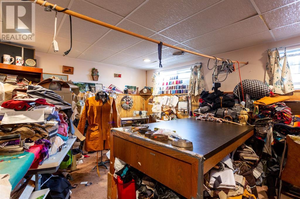 Photo 10 of 7803 Hunterslea Crescent Nw, Calgary AB