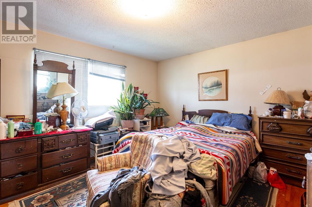 Photo 7 of 7803 Hunterslea Crescent Nw, Calgary AB