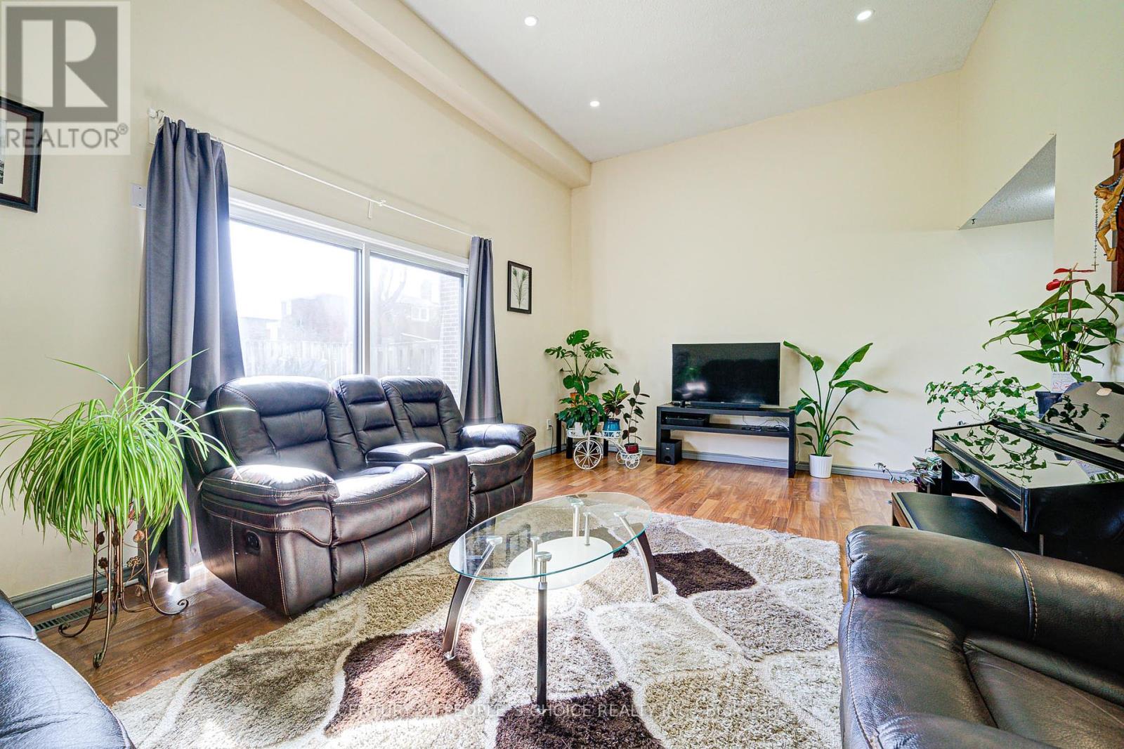 Photo 13 of 8 4020 Brandon Gate Drive, Mississauga ON