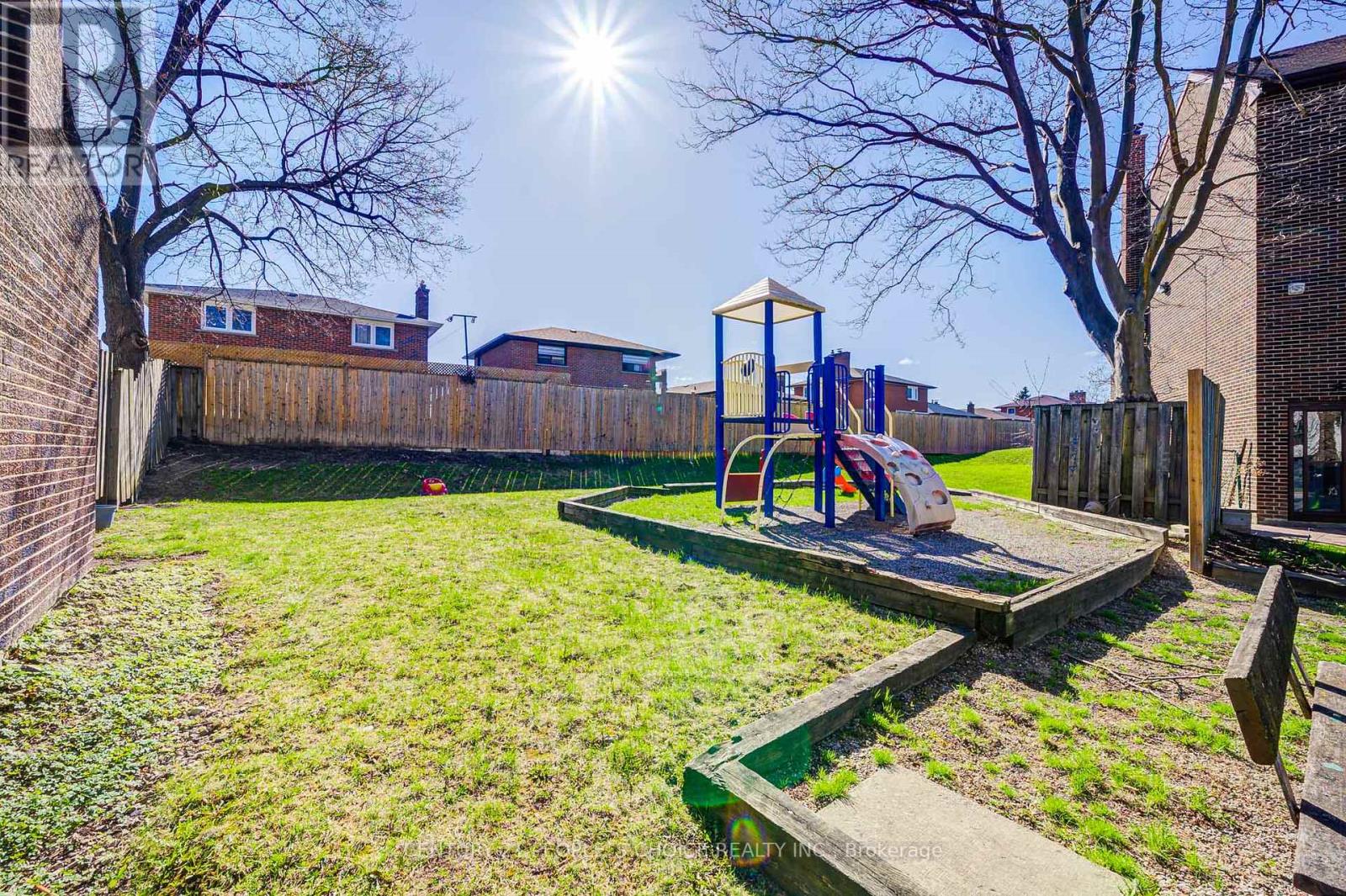 Photo 45 of 8 4020 Brandon Gate Drive, Mississauga ON