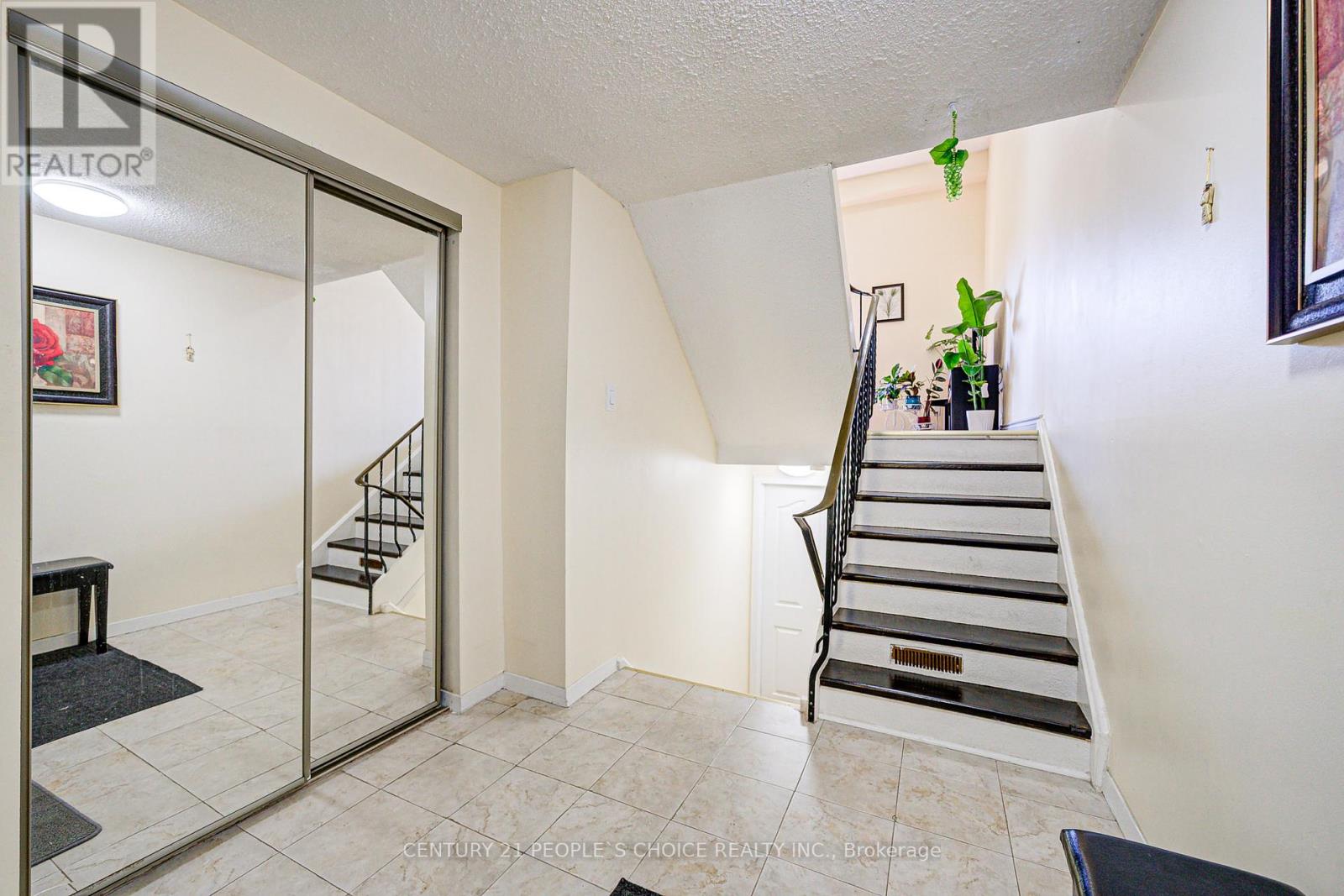 Photo 7 of 8 4020 Brandon Gate Drive, Mississauga ON