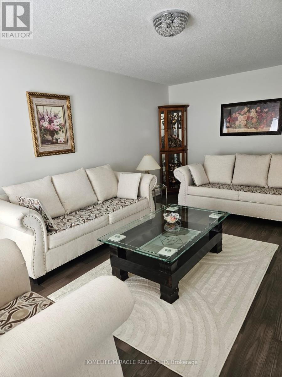 Photo 28 of 35 Nottingham Crescent, Brampton ON