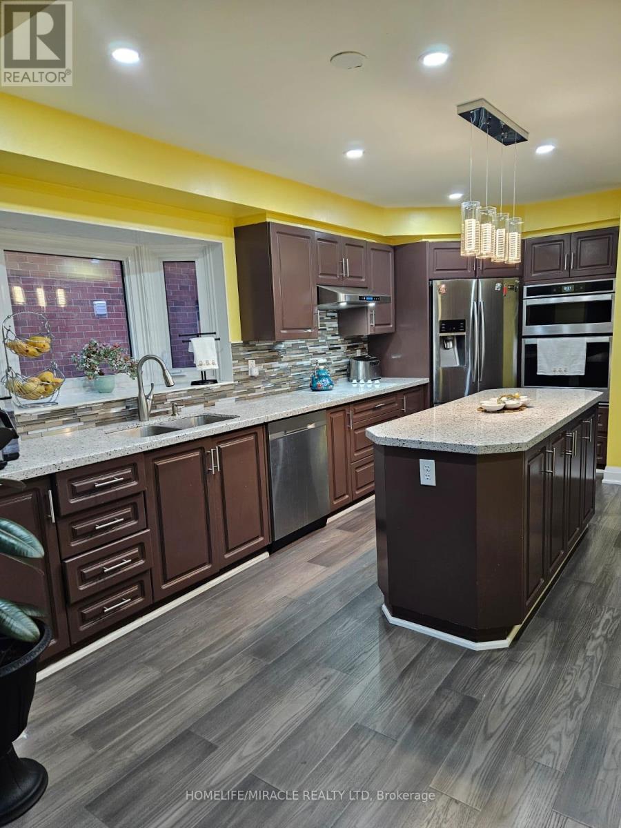 Photo 27 of 35 Nottingham Crescent, Brampton ON