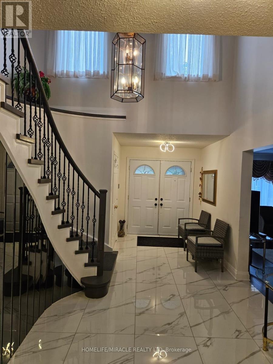 Photo 6 of 35 Nottingham Crescent, Brampton ON