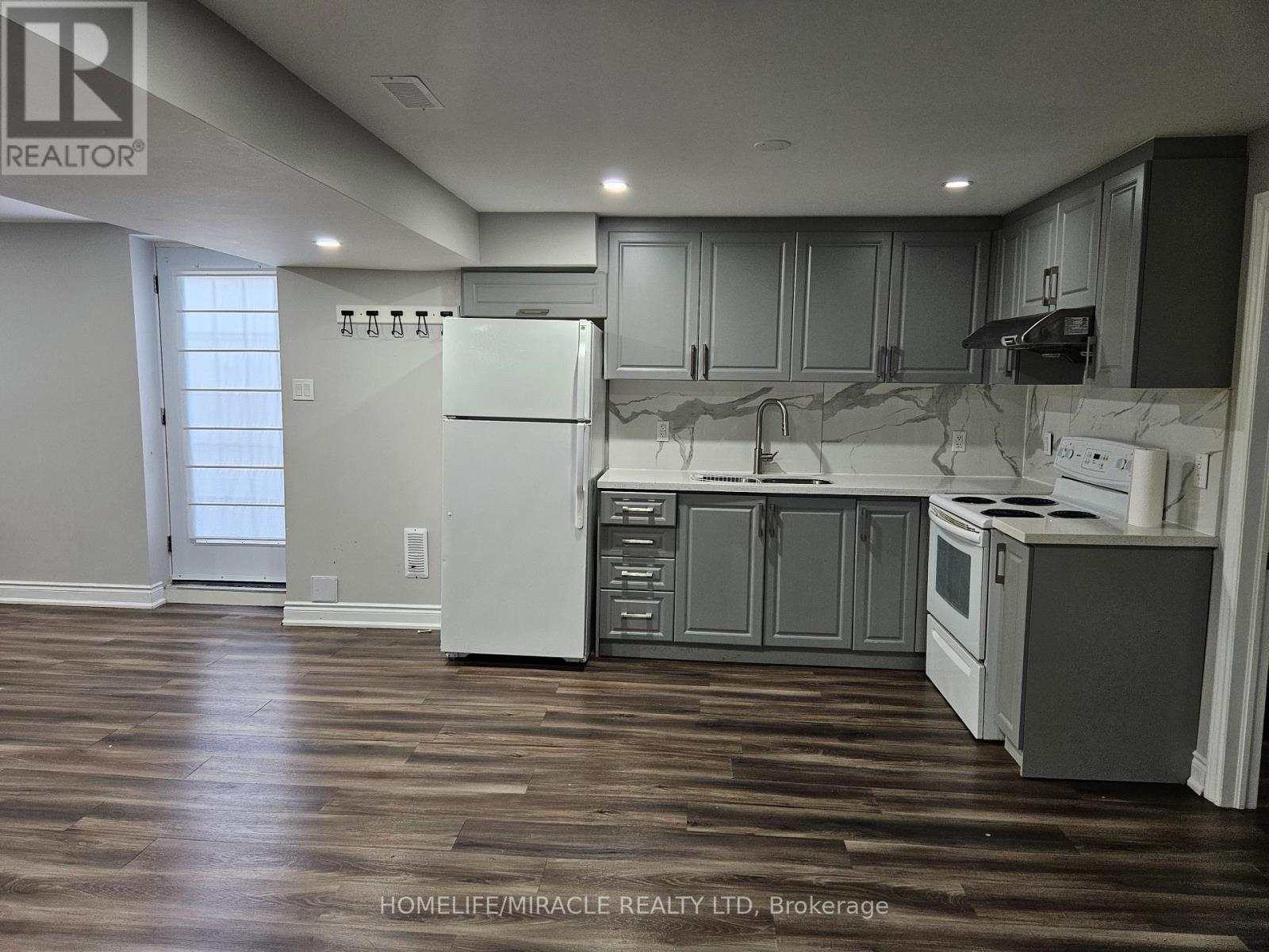 Photo 8 of 35 Nottingham Crescent, Brampton ON