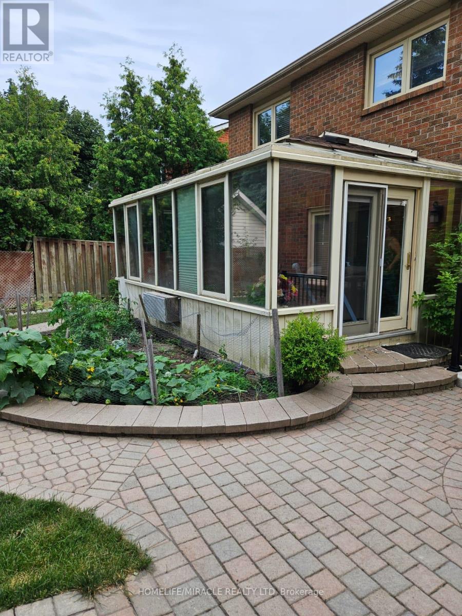 Photo 2 of 35 Nottingham Crescent, Brampton ON