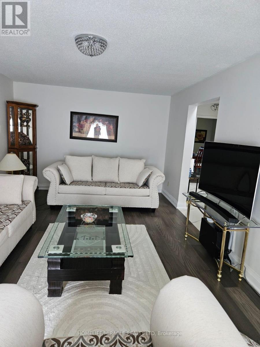 Photo 17 of 35 Nottingham Crescent, Brampton ON